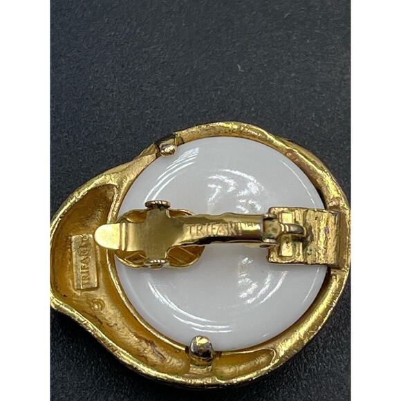 Trifari‎ 1980s Gold Tone Resin Sea Shell Design Statement Clip
Earrings - Picture 10 of 12